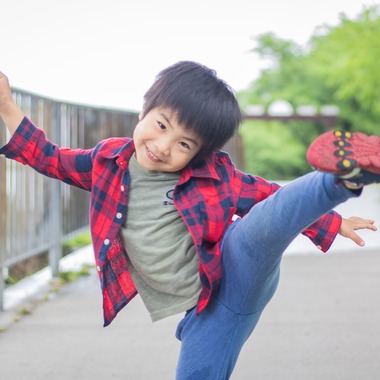 出張撮影サービス「ミライフォト」が撮影した「ワンパク男の子とママの記念撮影」の写真