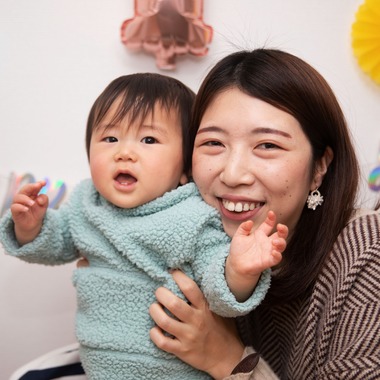 岩坪眞一郎が出張撮影した「一歳の誕生日記念」の家族写真