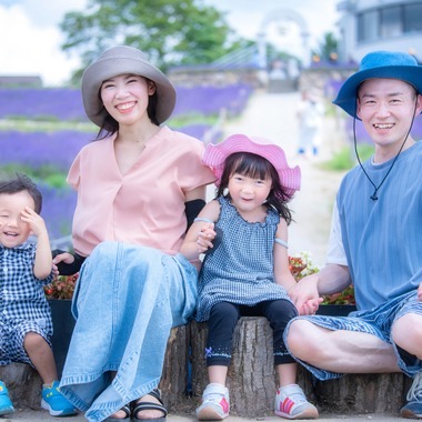 北海道ロケーションフォトウェディング♪が撮影した「富良野ラベンダー畑でファミリー旅行記念撮影」の写真