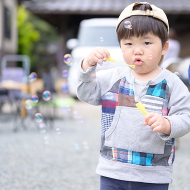 大塚由充が撮影した「屋外バーベキューで楽しむ子供たち風景」の写真