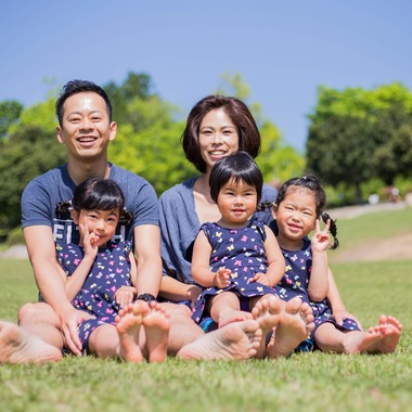 フォスタムが出張撮影した「春の公園で家族フォト」の家族写真
