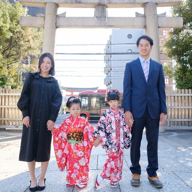 高夏写真店が出張撮影した「七五三の撮影」の家族写真