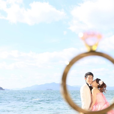 KIKIウェディングが撮影した「海と和装とイルミネーション」のウェディングフォト