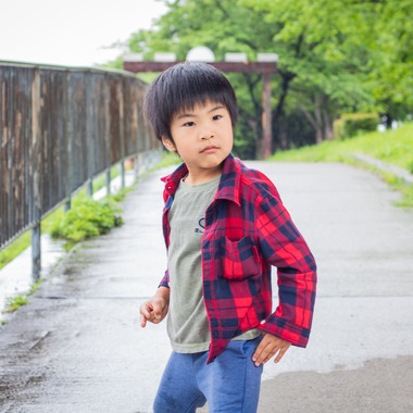出張撮影サービス「ミライフォト」が撮影した「ワンパク男の子とママの記念撮影」の写真