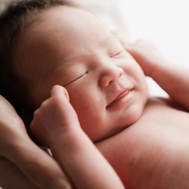 三谷 朋也が出張撮影した「ニューボーンフォト」の家族写真