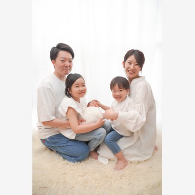 スタジオアルパルカが出張撮影した「ニューボーンフォト」の家族写真