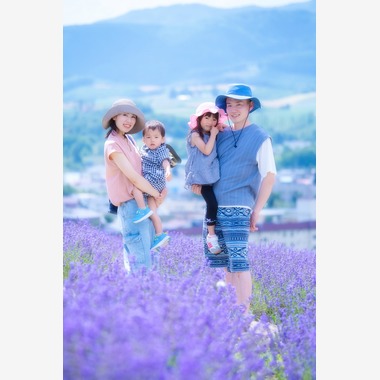 北海道ロケーションフォトウェディング♪が撮影した「富良野ラベンダー畑でファミリー旅行記念撮影」の写真