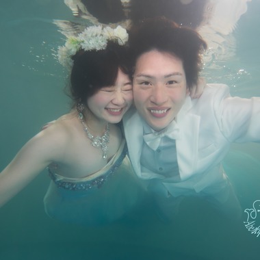 Abe水中フォトウェディングが撮影した「水中フォトウェディングサンプル」のウェディングフォト