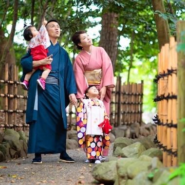 サキヤマ リエが出張撮影した「3歳女の子・青空の七五三＠寒川神社」の家族写真