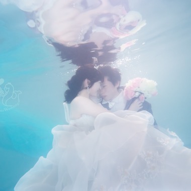 Abe水中フォトウェディングが撮影した「水中フォトウェディングサンプル」のウェディングフォト
