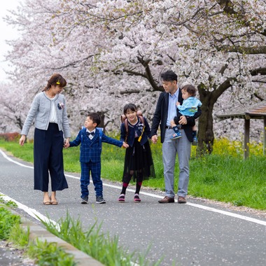 スタジオαが出張撮影した「入学式・卒業式」の家族写真