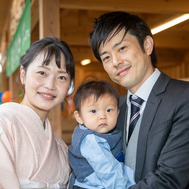 岩坪眞一郎が出張撮影した「家族で七五三お宮参り」の家族写真