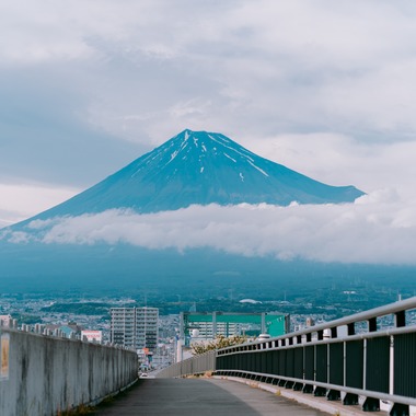三橋宣貴が出張撮影した「富士山の名所_夢の大橋にて」の家族写真