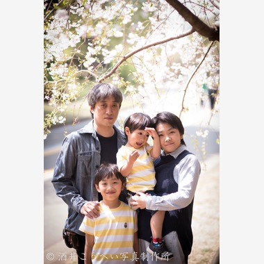 酒井こうへい写真製作所が撮影した「公園でファミリーフォト」の写真