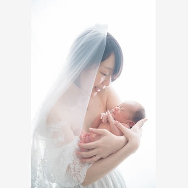 まんまるフォトが出張撮影した「ニューボーンフォト」の家族写真