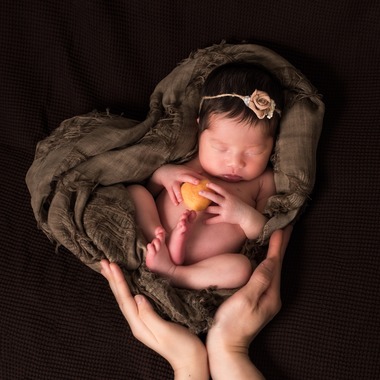 AXiS Photo Service 伊神 菜穂子が出張撮影した「＜アート性の高いニューボーンフォト＞ご自宅の4畳スペースが撮影スタジオに！」の家族写真