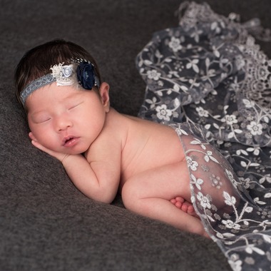 AXiS Photo Service 伊神 菜穂子が出張撮影した「＜アート性の高いニューボーンフォト＞ご自宅の4畳スペースが撮影スタジオに！」の家族写真