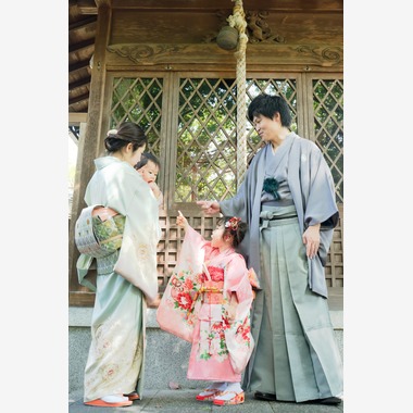 富岡 そよぎが出張撮影した「庭園での七五三撮影」の家族写真