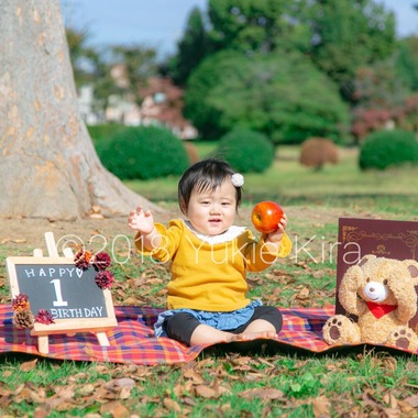 キラ ユキエが出張撮影した「1歳誕生日ロケーション撮影」の家族写真