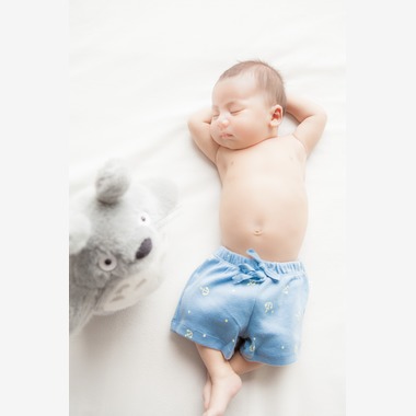 シドニー・クリエイティブフォトグラフィーが出張撮影した「ニューボーンフォト by sydneyphoto」の家族写真