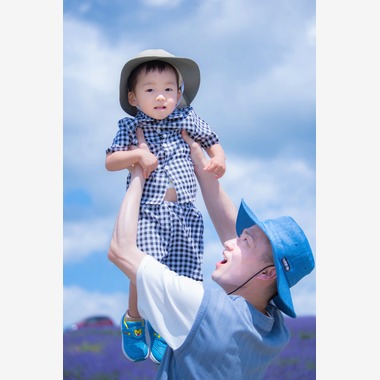 北海道ロケーションフォトウェディング♪が撮影した「富良野ラベンダー畑でファミリー旅行記念撮影」の写真