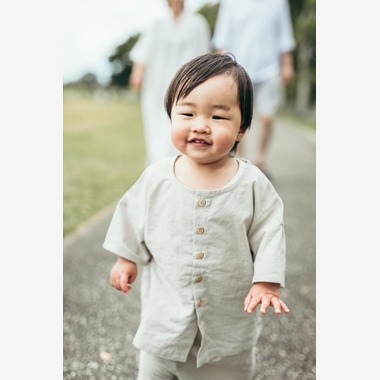 ポートレート沖縄が出張撮影した「自然の中の家族の自然な姿＠読谷村の海岸と芝生」の家族写真