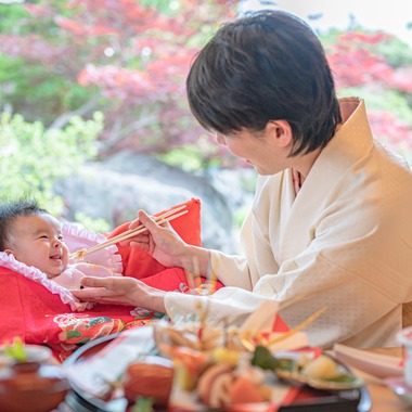高木勇斗が出張撮影した「お食い初め」の家族写真
