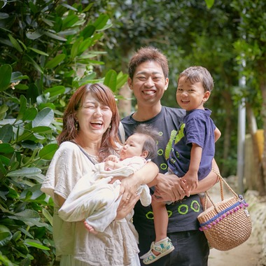 STELLA_ART OFFICEが出張撮影した「沖縄の福木並木とご自宅。」の家族写真