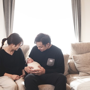 荒畑けいこが出張撮影した「ニューボーンフォト」の家族写真