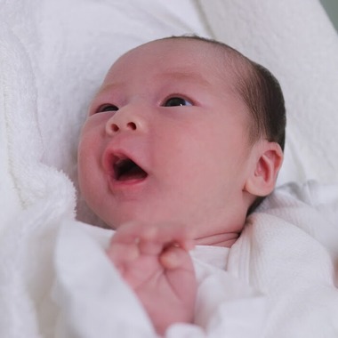 CREATIVE HOUSEが出張撮影した「ニューボーンフォト」の家族写真