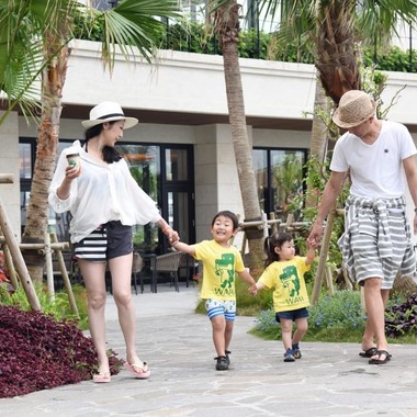 Avenir（山宮 敏明）が撮影した「ホテルで家族写真」の写真