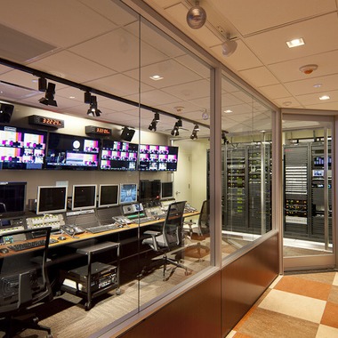 富岡敦が撮影した「テレビ・ラジオ局」の写真