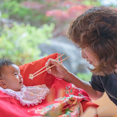 高木勇斗が出張撮影した「お食い初め」の家族写真