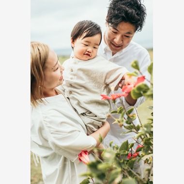 ポートレート沖縄が出張撮影した「自然の中の家族の自然な姿＠読谷村の海岸と芝生」の家族写真
