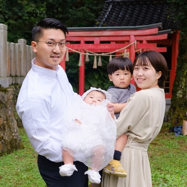 高夏写真店が出張撮影した「お宮参りの撮影」の家族写真