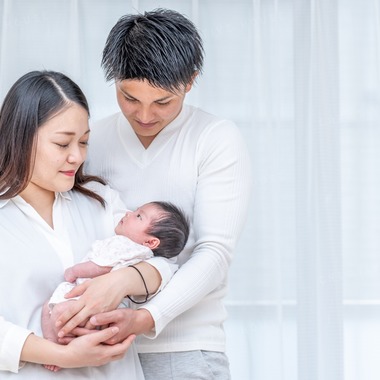 CREATIVE HOUSEが出張撮影した「ニューボーンフォト」の家族写真