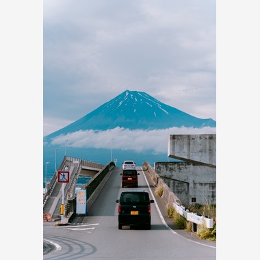 三橋宣貴が出張撮影した「富士山の名所_夢の大橋にて」の家族写真