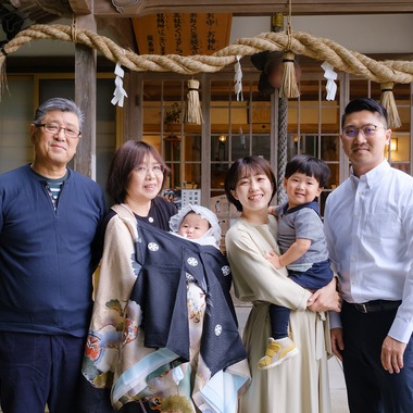 高夏写真店が出張撮影した「お宮参りの撮影」の家族写真