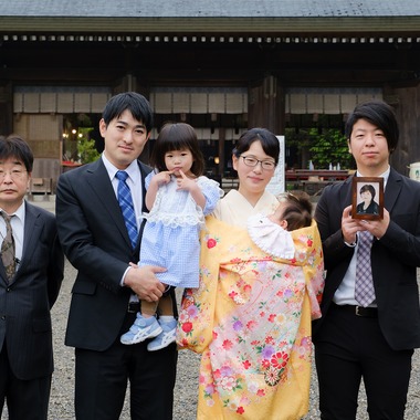 高夏写真店が出張撮影した「お宮参りの撮影」の家族写真