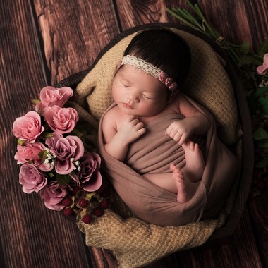 AXiS Photo Service 伊神 菜穂子が出張撮影した「＜アート性の高いニューボーンフォト＞ご自宅の4畳スペースが撮影スタジオに！」の家族写真