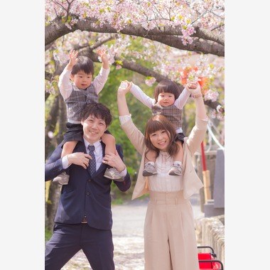 ナカオシンゴ from mirairo+が出張撮影した「桜咲く入学式」の家族写真