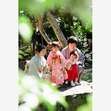 富岡 そよぎが出張撮影した「庭園での七五三撮影」の家族写真