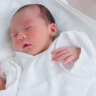 CREATIVE HOUSEが出張撮影した「ニューボーンフォト」の家族写真