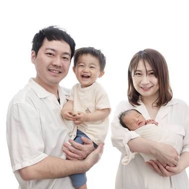 出張フォトatte〈アッテ〉が出張撮影した「ニューボーンフォト」の家族写真