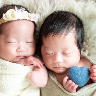 サキヤマ リエが出張撮影した「白&ベージュ系・ひつじ＆犬・男女の双子ちゃんのニューボーンフォト」の家族写真