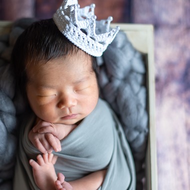 サキヤマ リエが出張撮影した「グレー系・ゾウのぬいぐるみ・男の子のニューボーンフォト」の家族写真