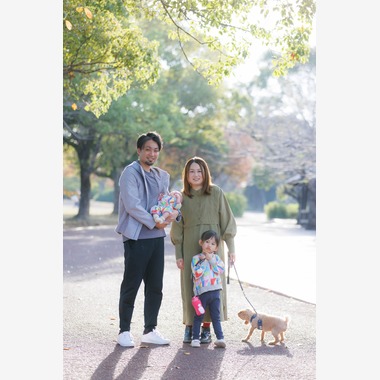 T.Matsumuraが出張撮影した「ペットと一緒に家族撮影」の家族写真