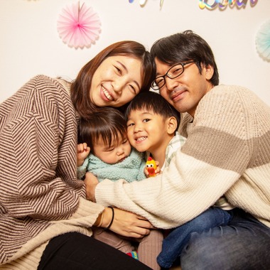 岩坪眞一郎が出張撮影した「一歳の誕生日記念」の家族写真