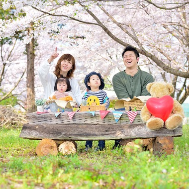 Design studio lumière（井上 敦仁）が撮影した「みんなでお花見」の写真