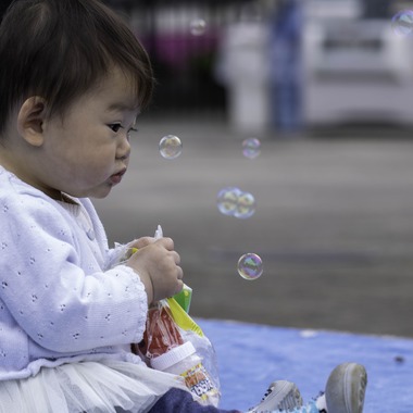 ミヤタカズコが撮影した「公園で遊ぶ子ども達」の写真
